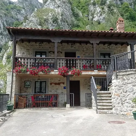 El Portal Del Abuelo Arenas De Cabrales